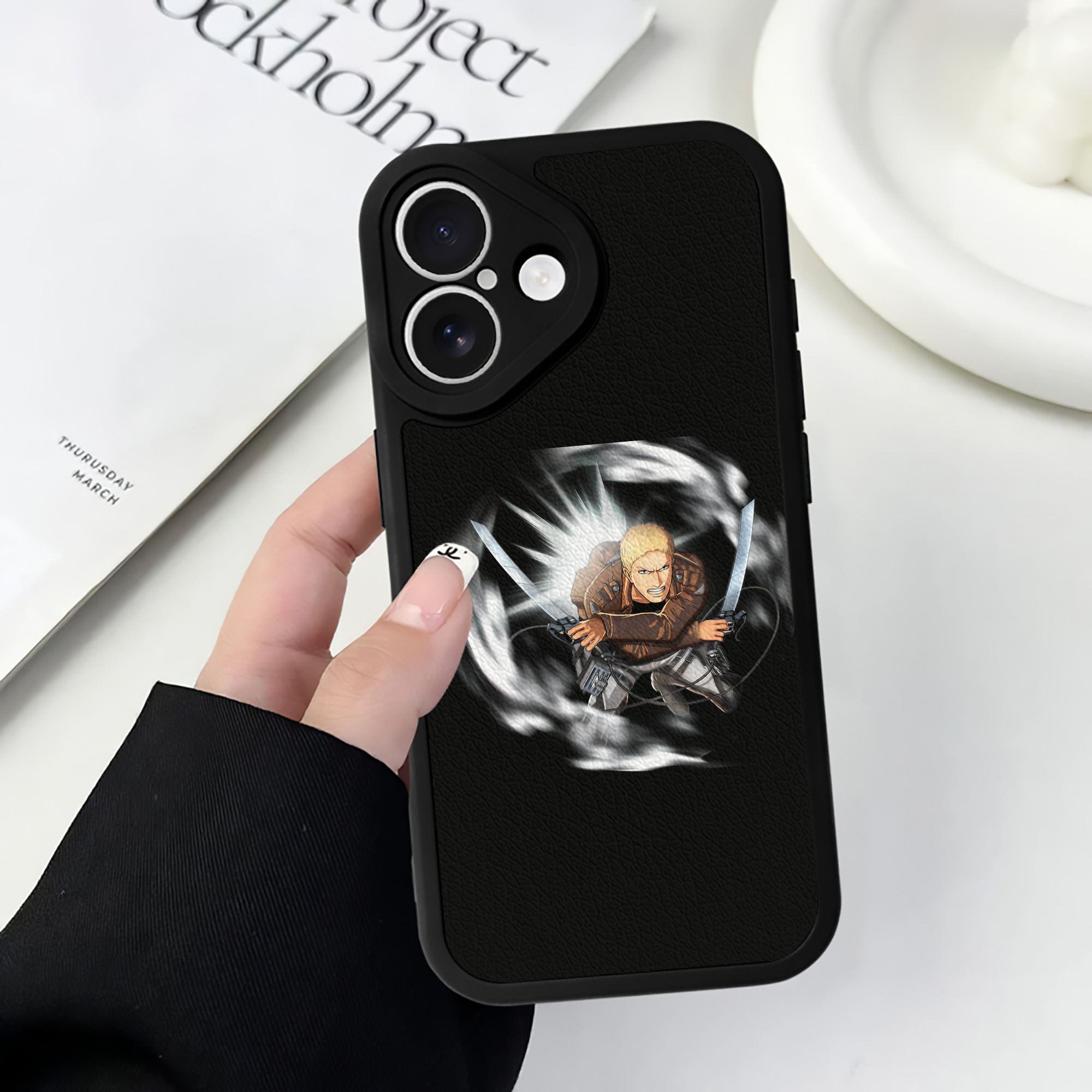 （画像用） 進撃の巨人 ライナー・ブラウン Attack on Titan Reiner Braun 【iPhone 16シリーズ対応】シリコンスマホケース（レザー調） 材質：シリコン
